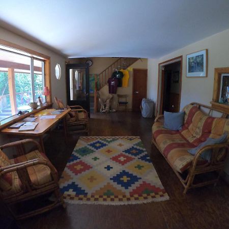 Up The Creek Backpacker'S Lodge Roberts Creek Екстериор снимка