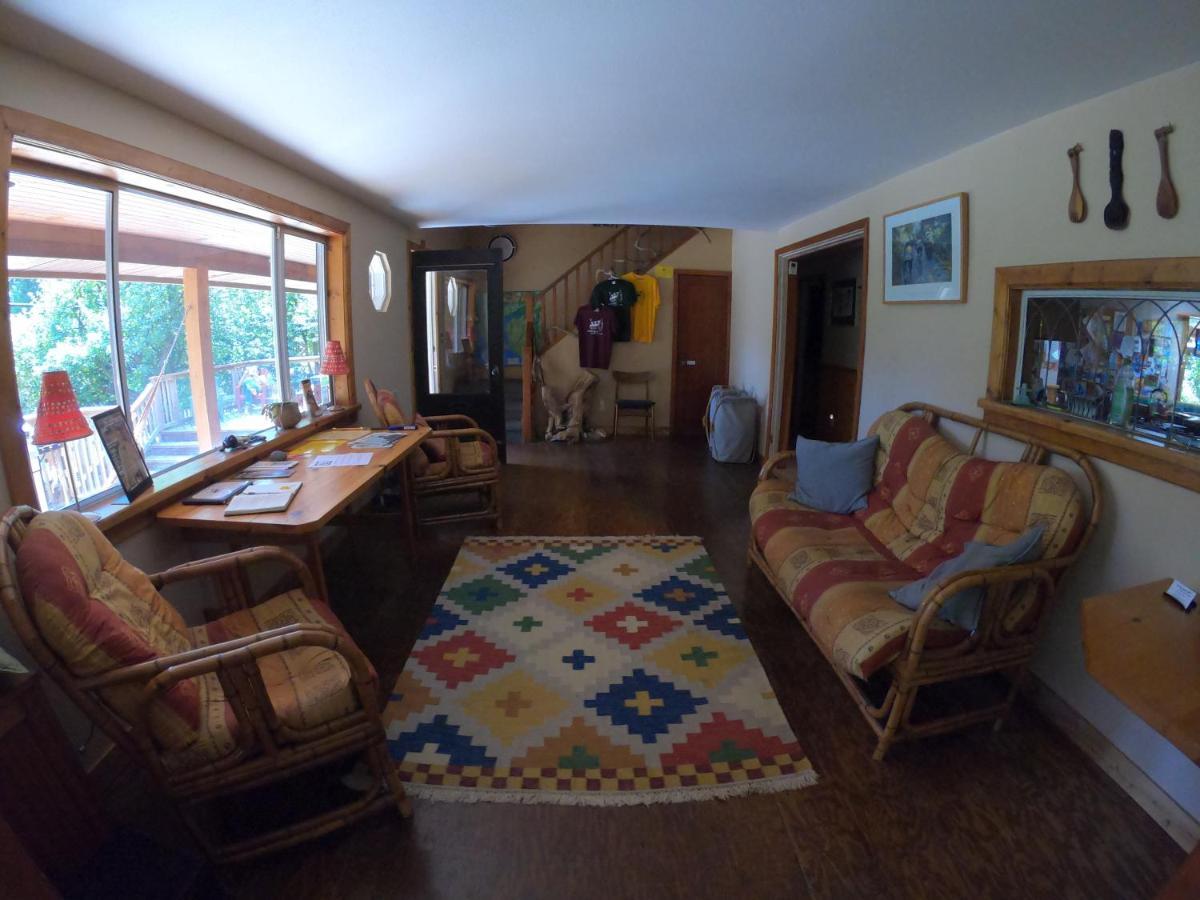 Up The Creek Backpacker'S Lodge Roberts Creek Екстериор снимка