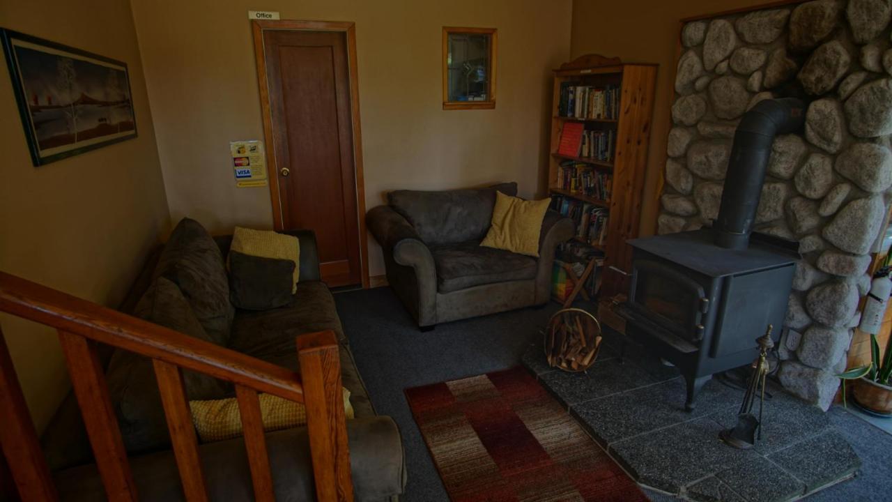 Up The Creek Backpacker'S Lodge Roberts Creek Екстериор снимка
